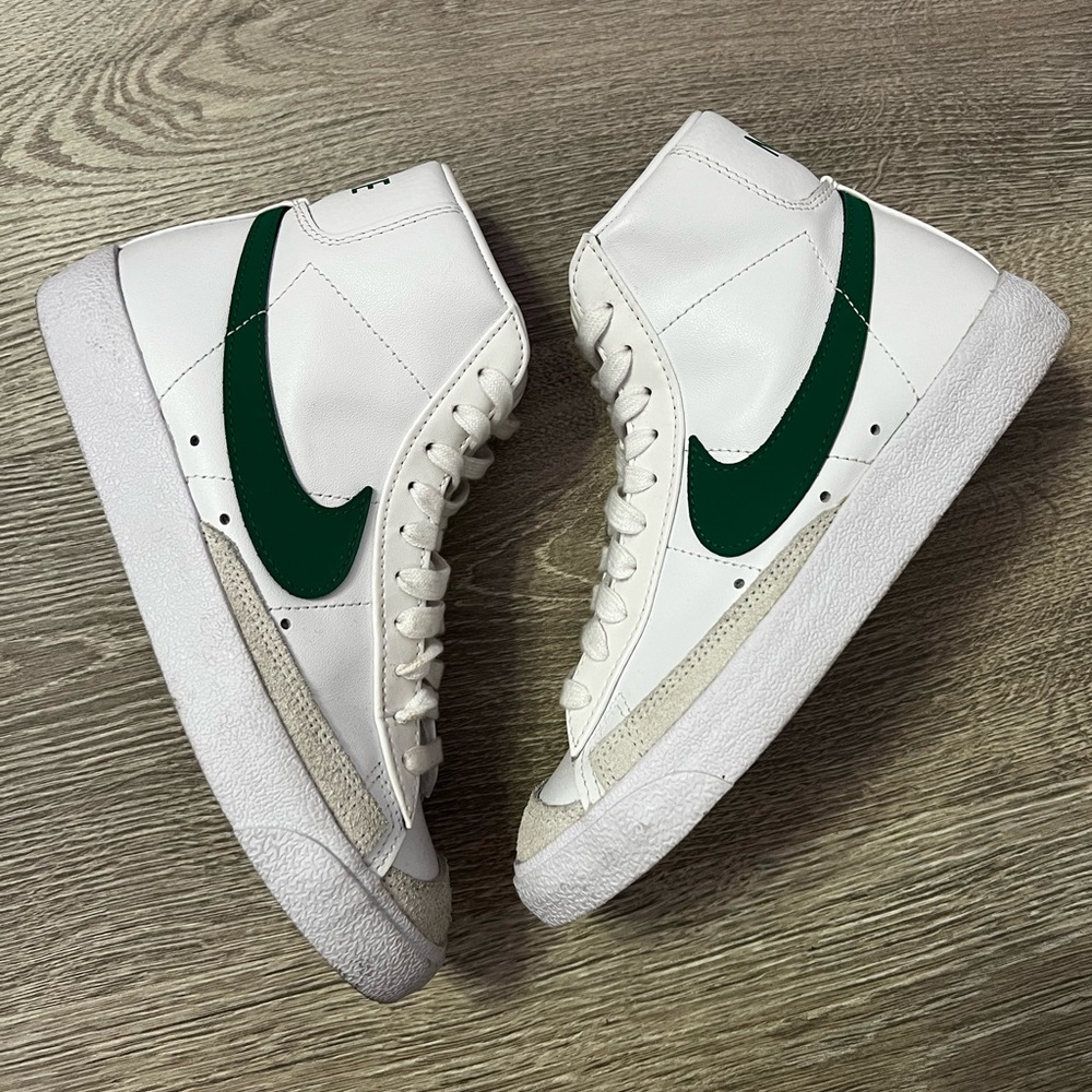 Nike Womens blazer mid 77 SIZE 6